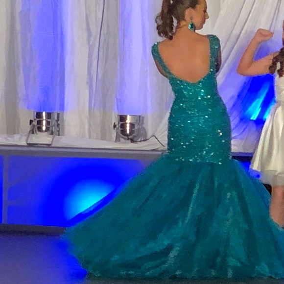 Green Sherri Hill Mermaid Gown - Picture 7 of 8
